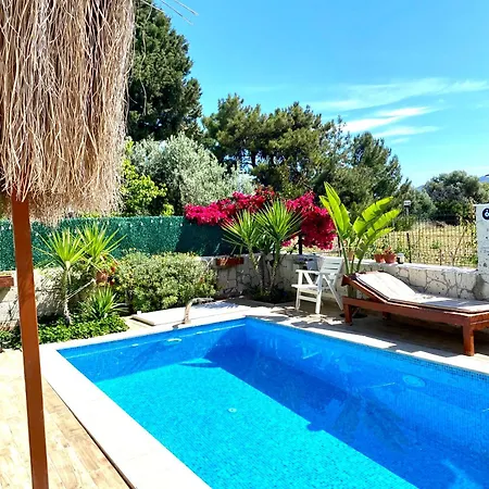 Muestakil Havuzlu Ev Holiday home